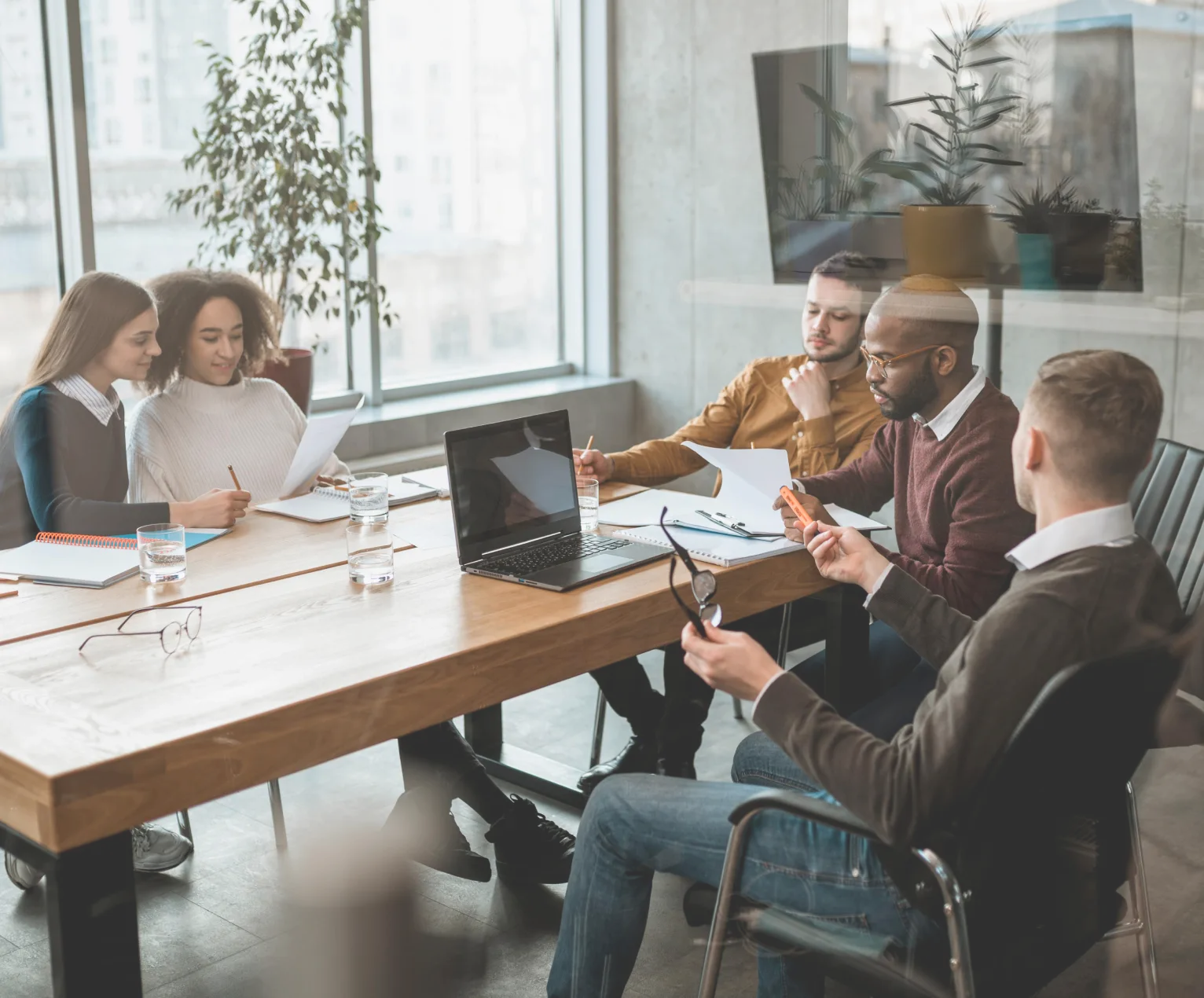 Profesionales en una reunión de trabajo
